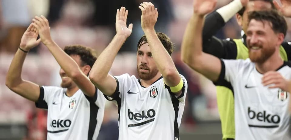 Jugadores de Beşiktaş celebrando con los aficionados