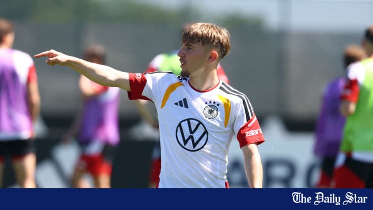 Jugador alemán señalando durante la sesión de entrenamiento