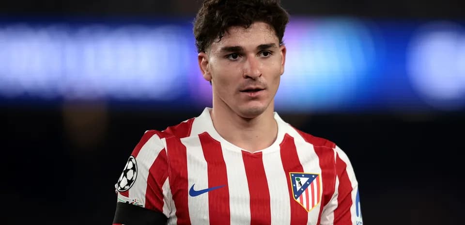 Jugador de Atlético de Madrid en campo durante partido