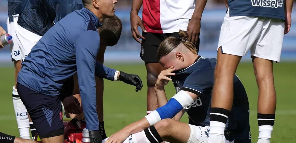 Jugador en el suelo siendo atendido por el personal médico