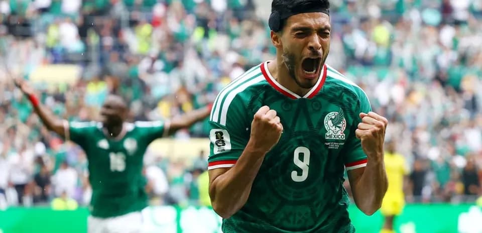 Jugador de México celebrando un gol en el partido