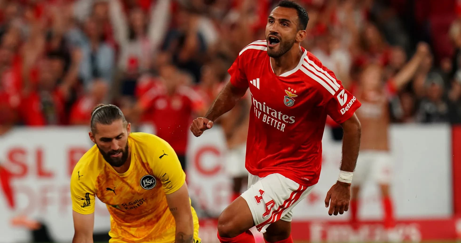 Jugador de Benfica celebrando un gol frente al portero