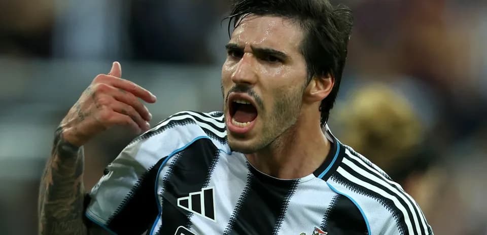 Jugador de Newcastle celebrando un gol en el partido