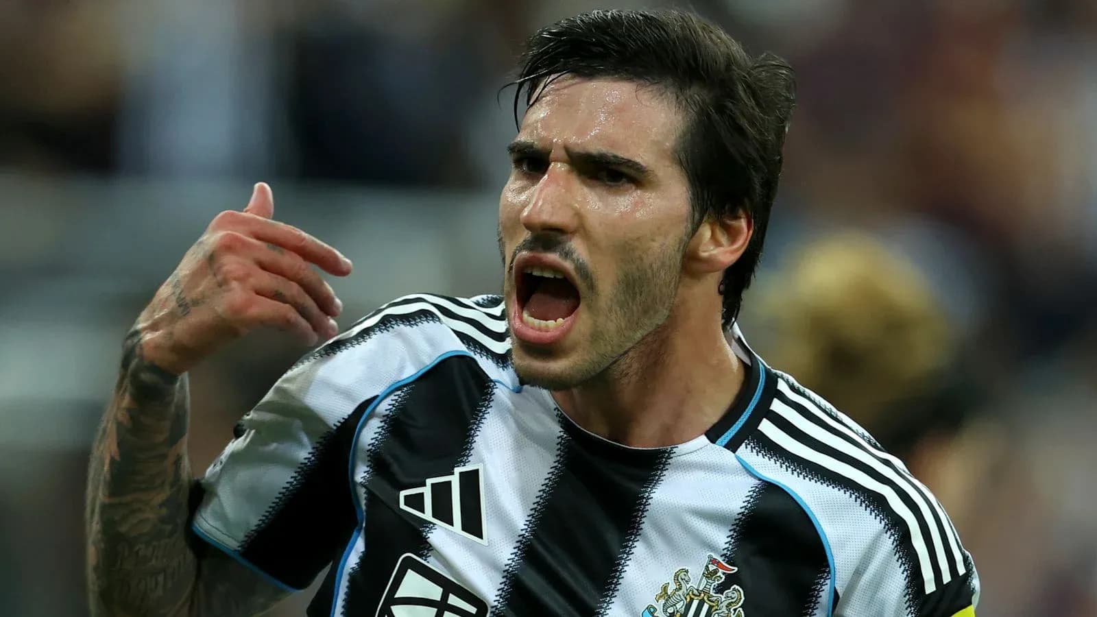 Jugador de Newcastle celebrando un gol en el partido