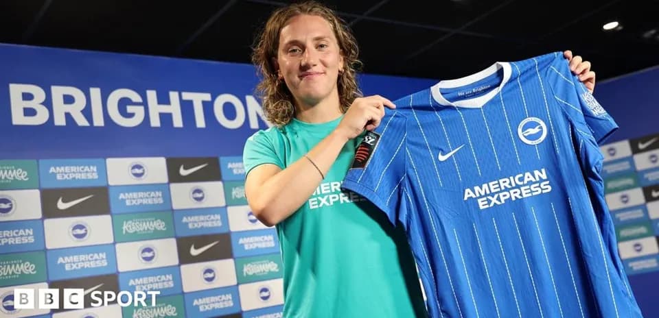 Jugadora presenta camiseta de Brighton en conferencia