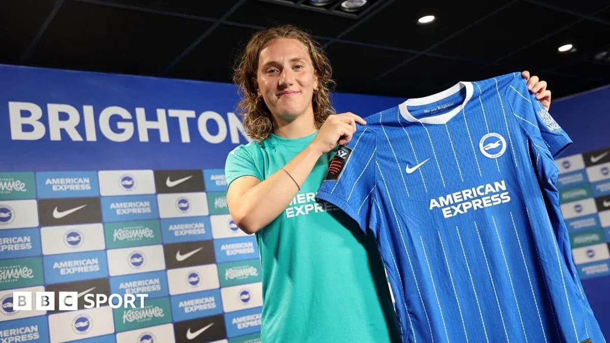 Jugadora presenta camiseta de Brighton en conferencia