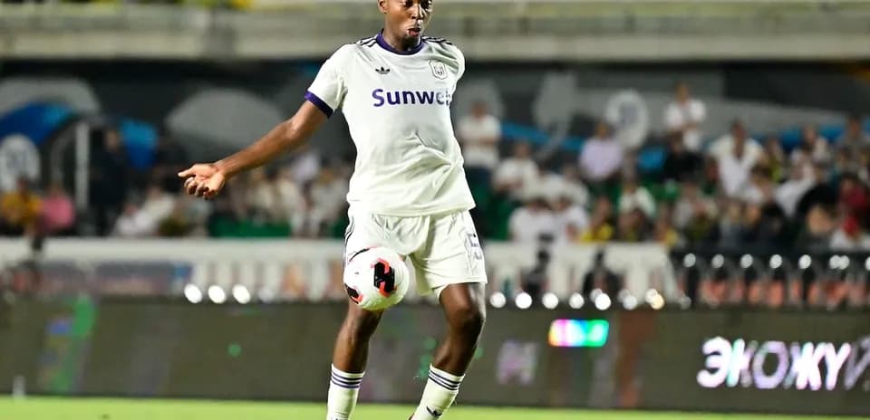Jugador de Anderlecht controla el balón en el campo