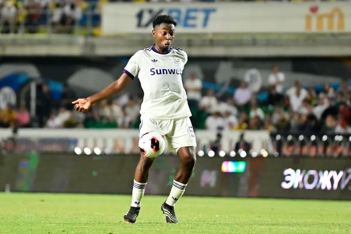 Jugador de Anderlecht controla el balón en el campo