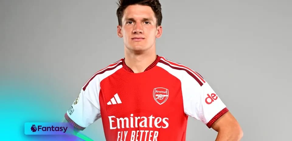 Jugador de Arsenal posando en camiseta roja