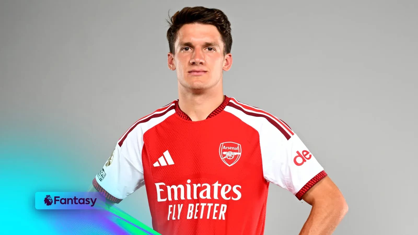 Jugador de Arsenal posando en camiseta roja