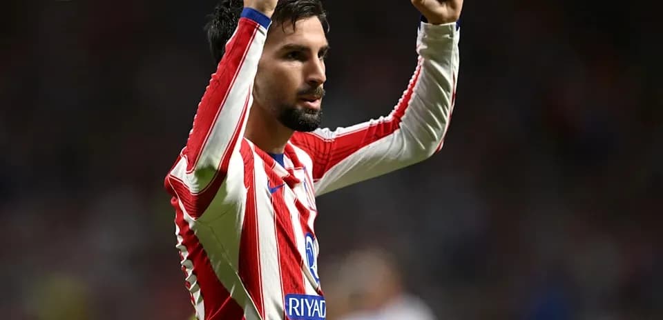 Jugador de Atlético de Madrid celebrando con los puños en alto