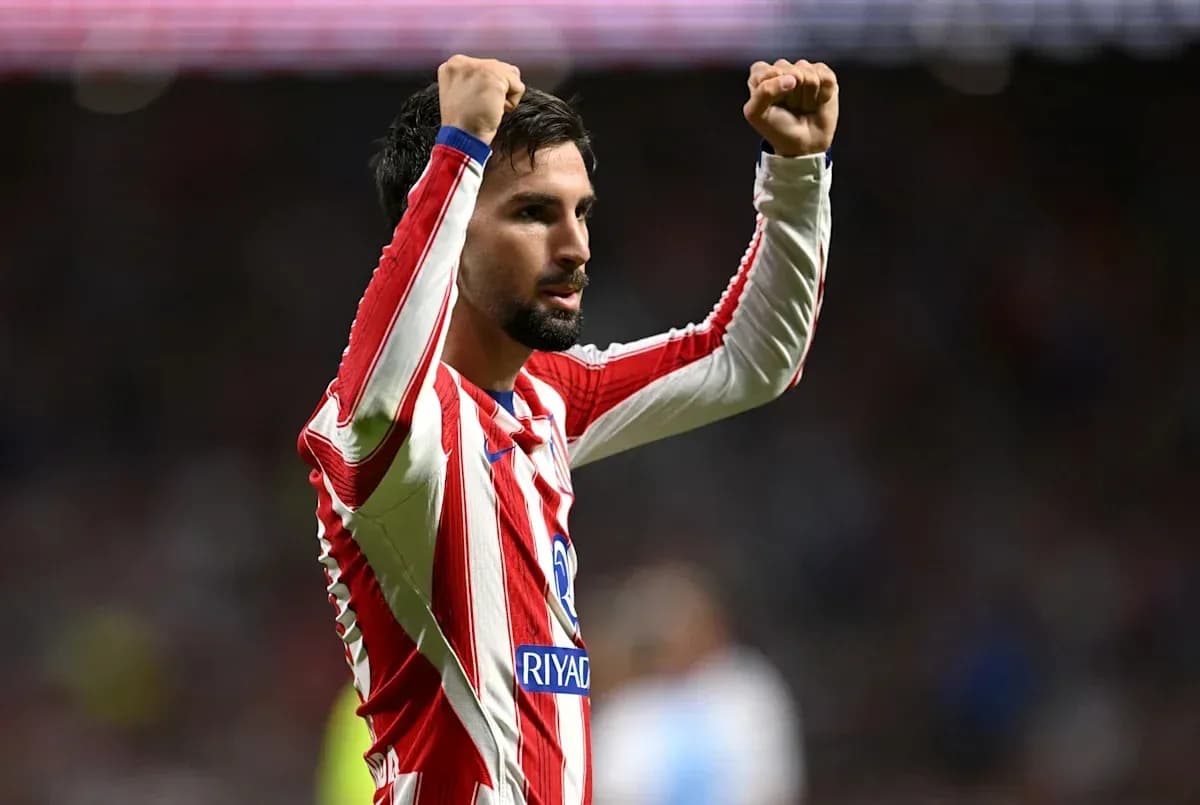 Jugador de Atlético de Madrid celebrando con los puños en alto