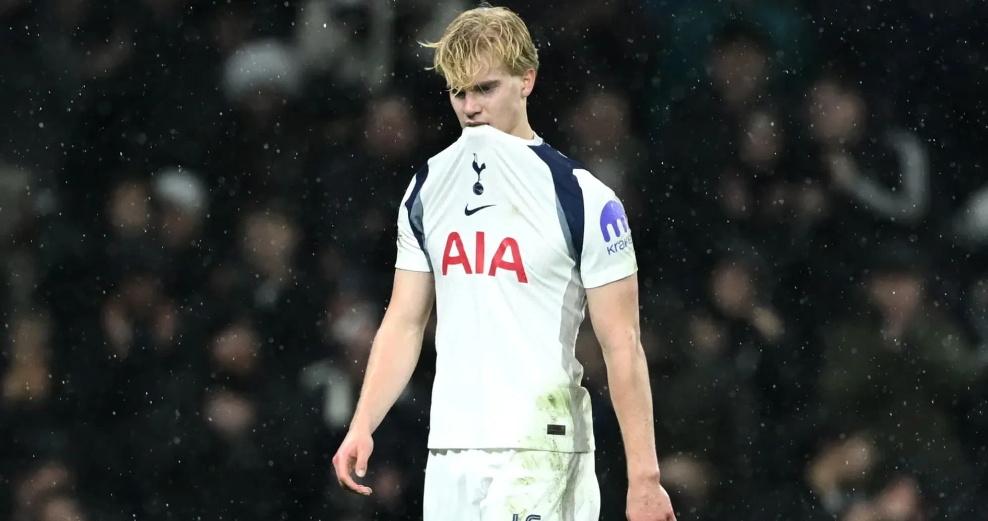 Jugador de Tottenham con camiseta mojada en el campo