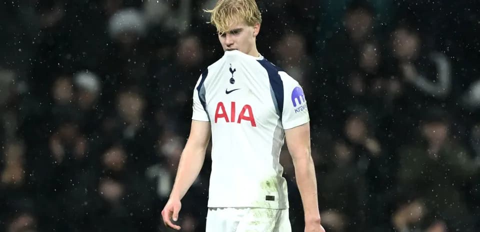 Jugador de Tottenham con camiseta mojada en el campo
