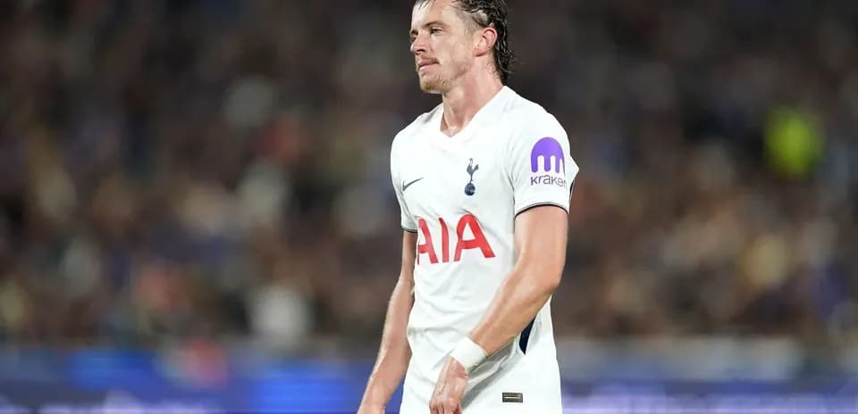 Jugador de Tottenham caminando por el campo durante partido