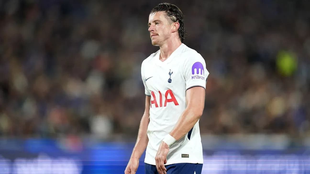 Jugador de Tottenham caminando por el campo durante partido