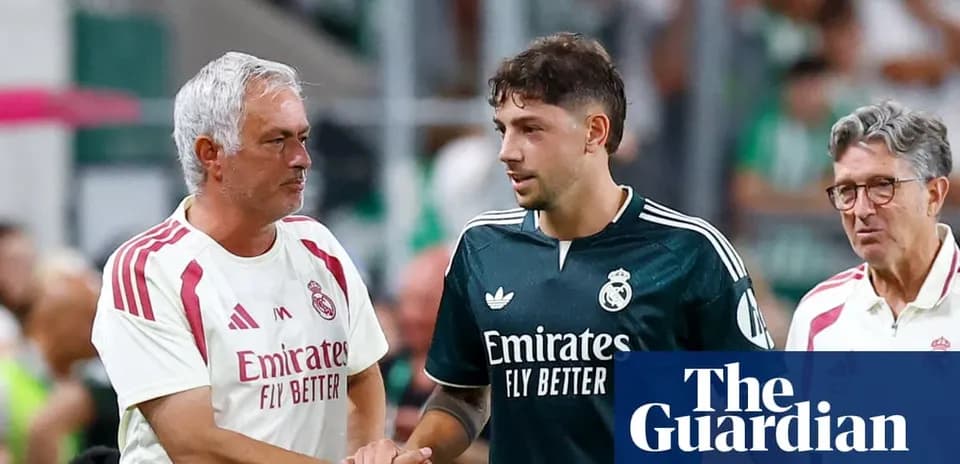 Entrenador y jugador de Real Madrid estrechando manos