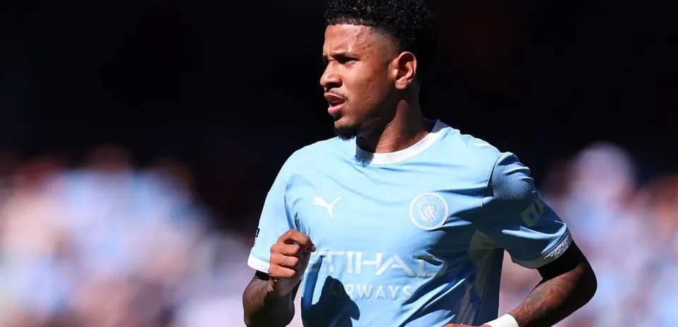 Jugador de Manchester City corriendo en el campo