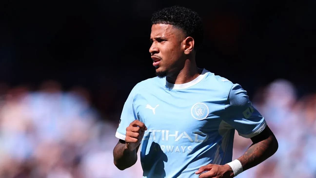 Jugador de Manchester City corriendo en el campo