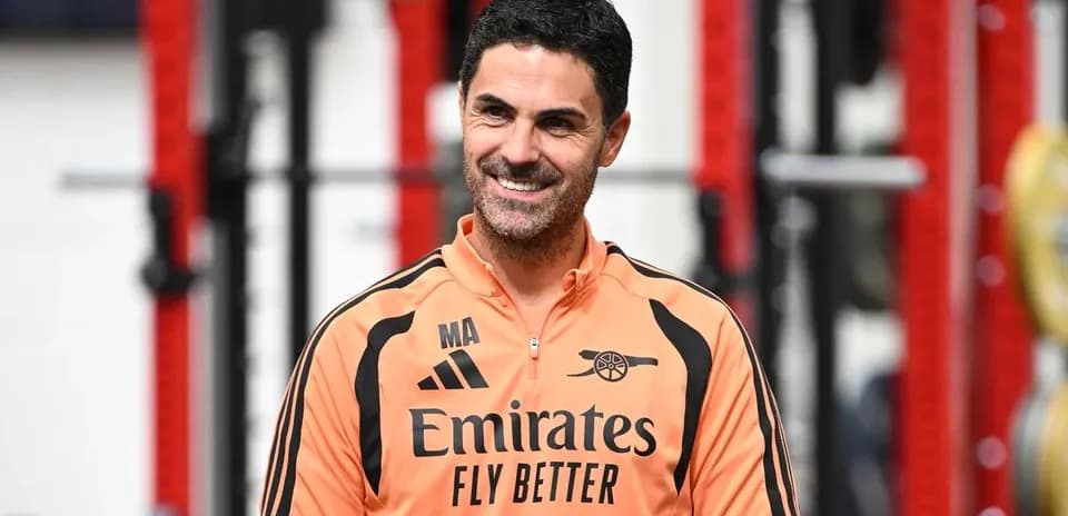 Entrenador sonriente durante sesión de entrenamiento