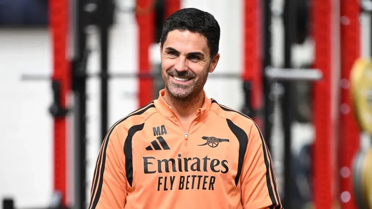 Entrenador sonriente durante sesión de entrenamiento