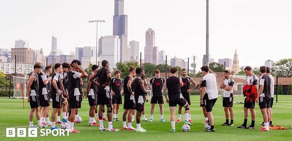 Equipo de fútbol en sesión de entrenamiento al aire libre