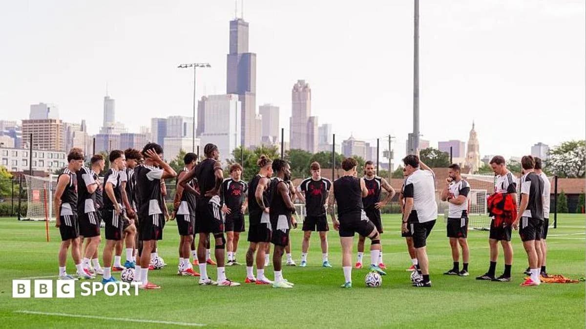 Equipo de fútbol en sesión de entrenamiento al aire libre