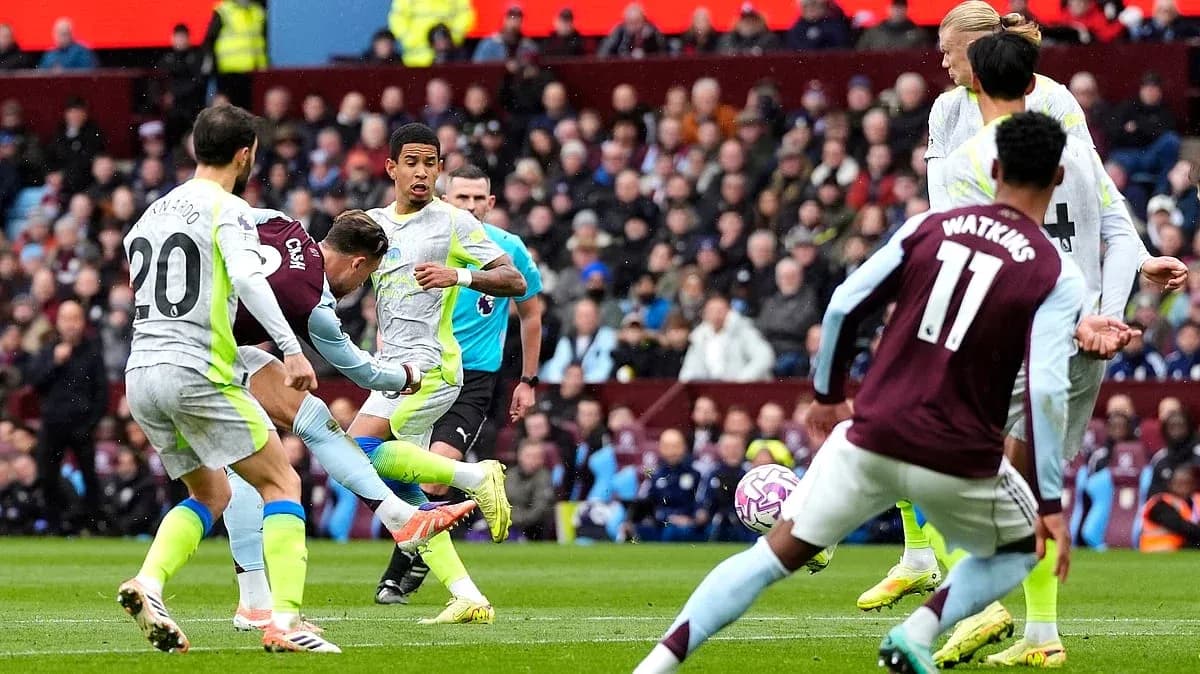 Acción de Manchester City contra Aston Villa