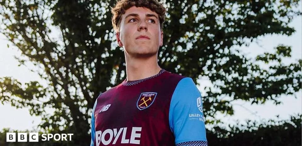 Jugador de West Ham posando con camiseta del club