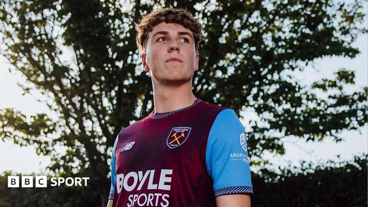 Jugador de West Ham posando con camiseta del club