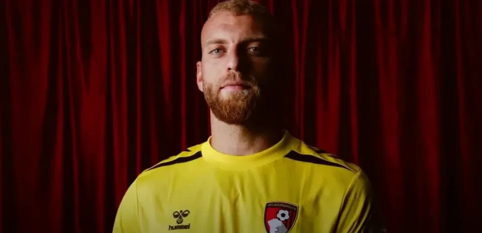 Portero de AFC Bournemouth en uniforme amarillo
