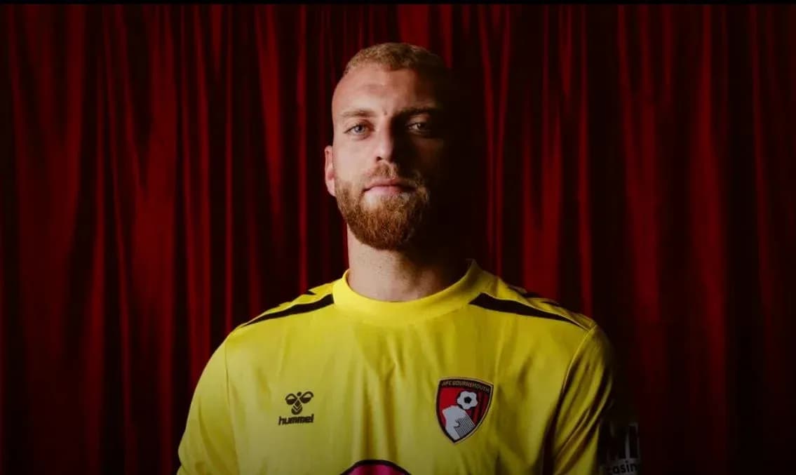 Portero de AFC Bournemouth en uniforme amarillo