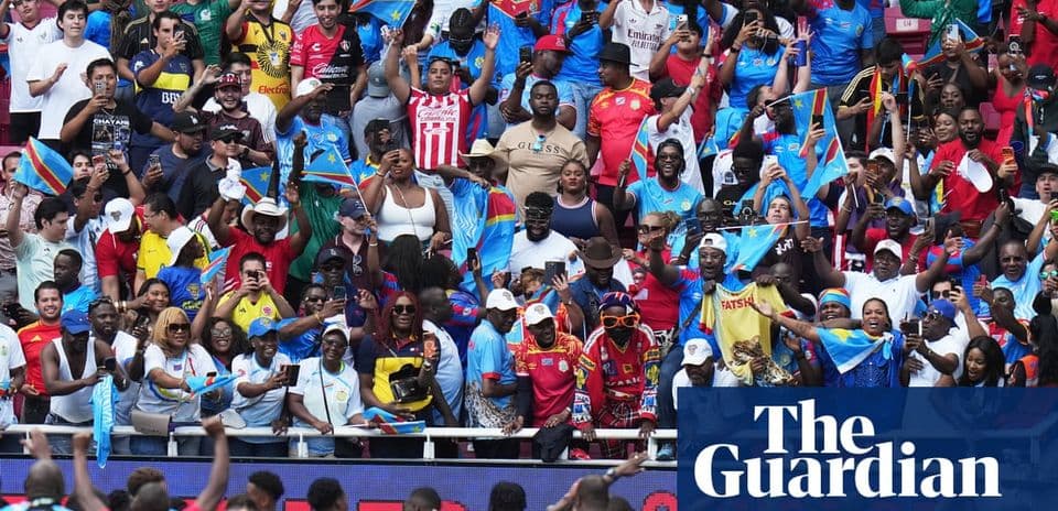 Aficionados con banderas en un evento deportivo