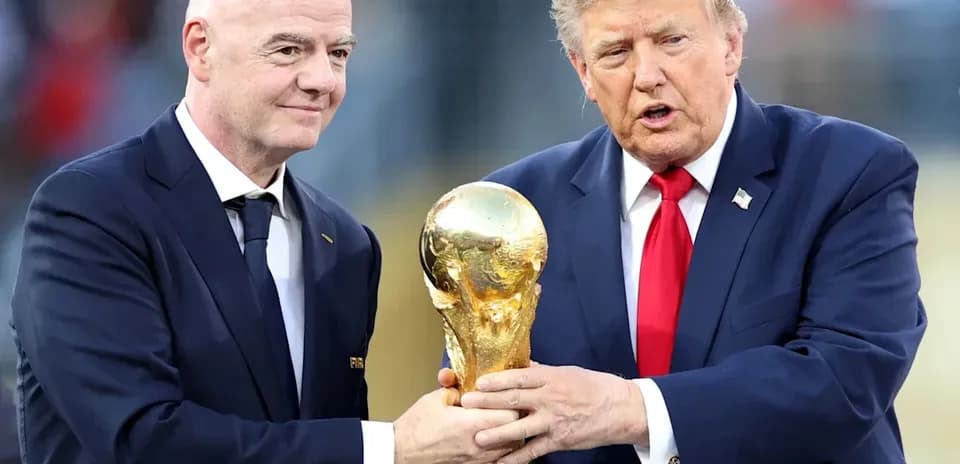 Gianni Infantino y Donald Trump sosteniendo el trofeo mundial
