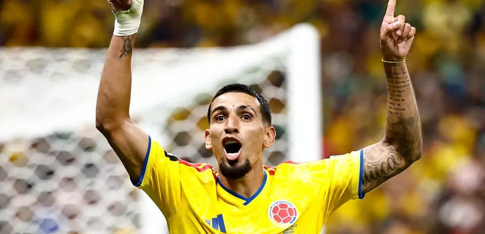 Jugador colombiano celebrando con mano levantada