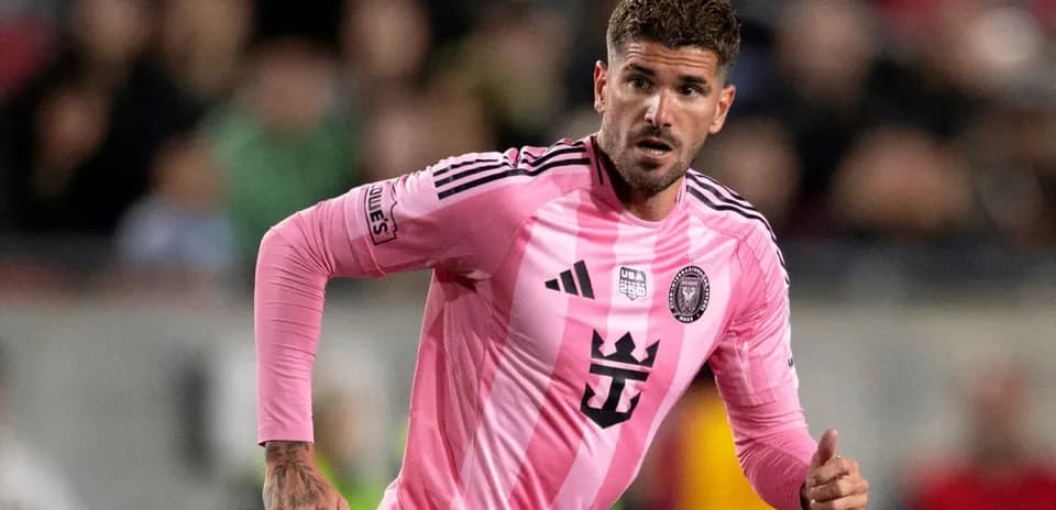 Jugador de Inter Miami corriendo en camiseta rosa