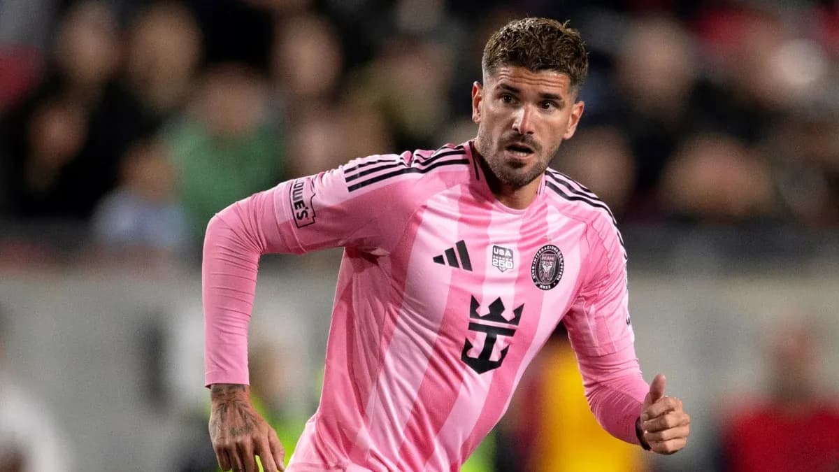Jugador de Inter Miami corriendo en camiseta rosa