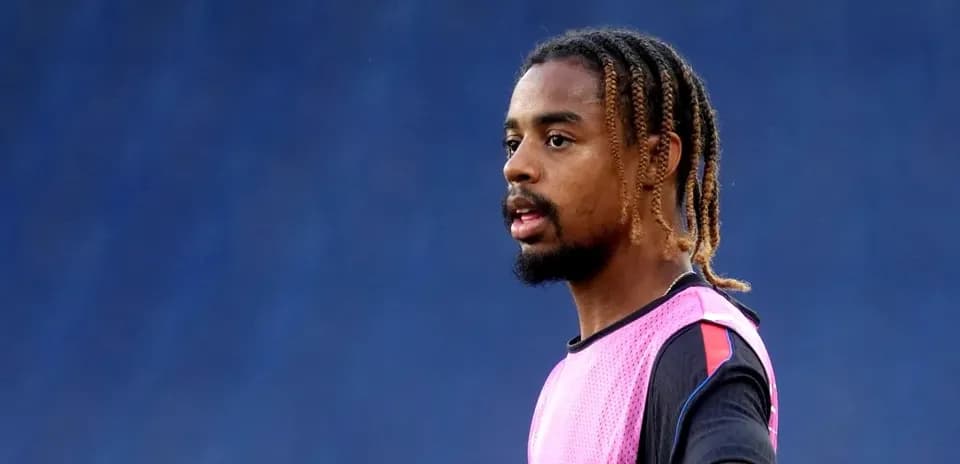 Jugador en entrenamiento con camiseta rosa y negra