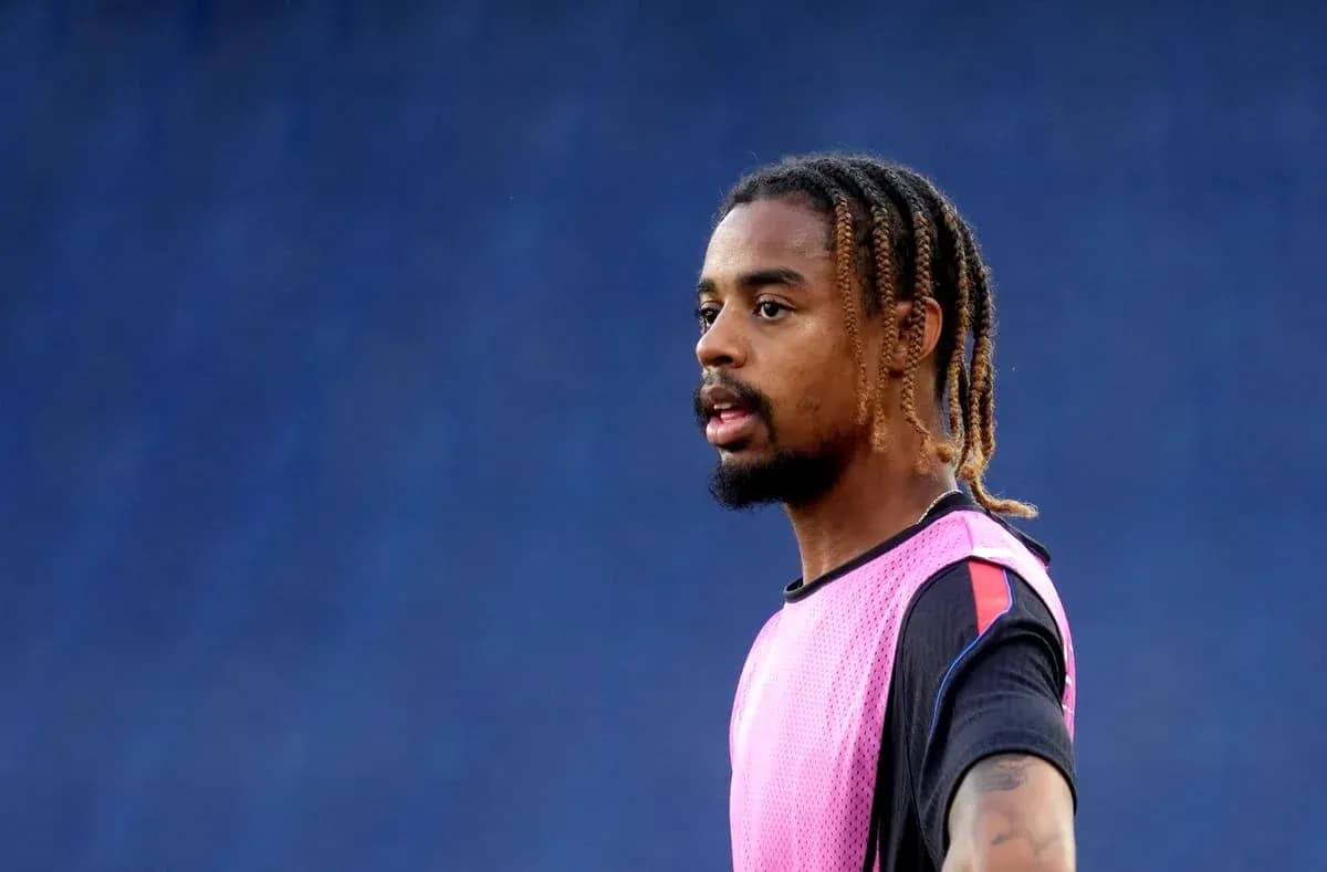 Jugador en entrenamiento con camiseta rosa y negra