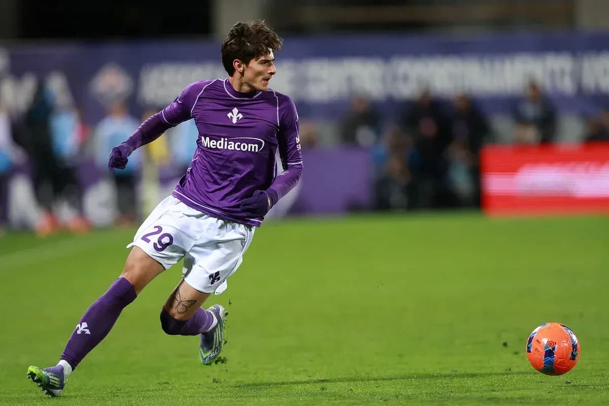 Jugador de Fiorentina corriendo tras el balón