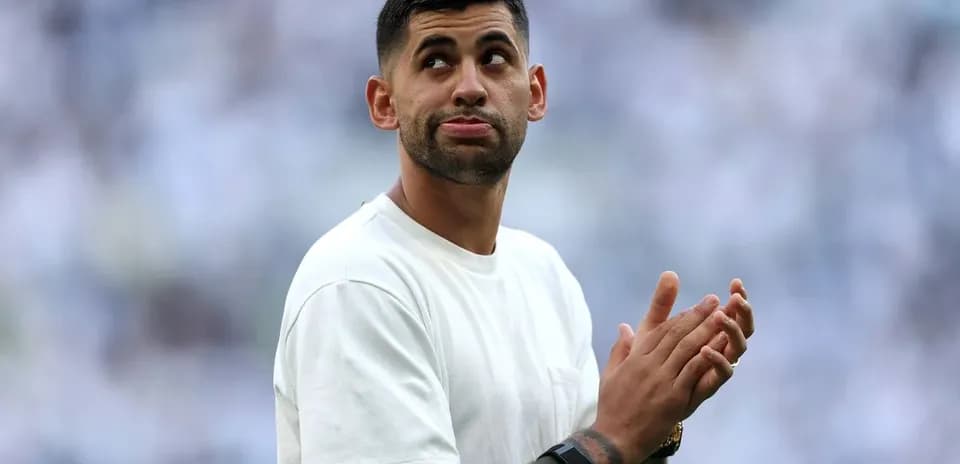 Jugador aplaudiendo en el campo de juego