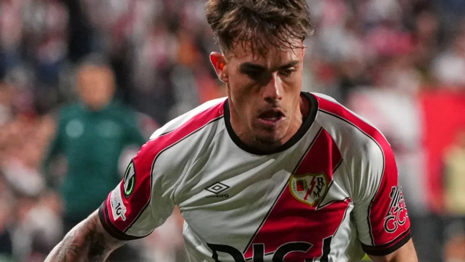 Jugador de Rayo Vallecano corriendo durante un partido