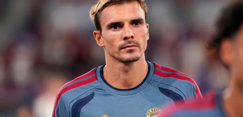 Jugador de Bayern Múnich en uniforme de calentamiento