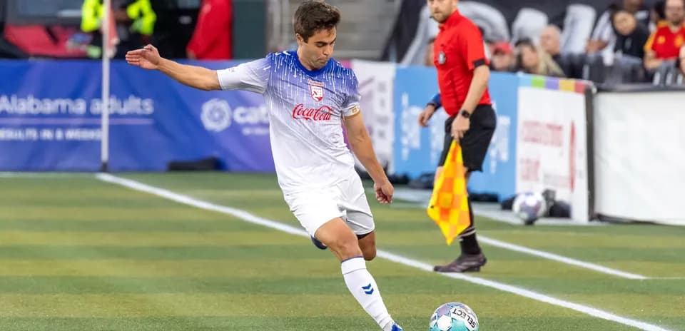 Jugador realizando un tiro libre en el partido