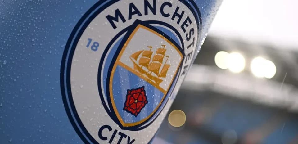 Logotipo de Manchester City en un día lluvioso