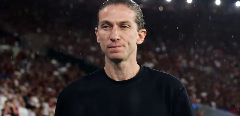 Entrenador en el campo durante el partido