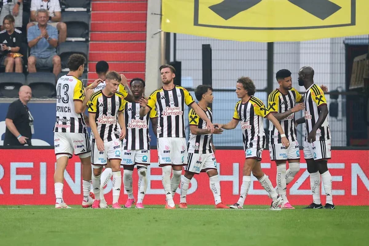 Jugadores celebrando un gol en el campo