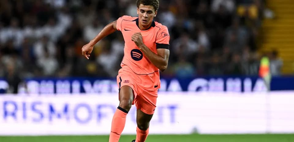 Jugador corriendo en uniforme rosa durante el partido