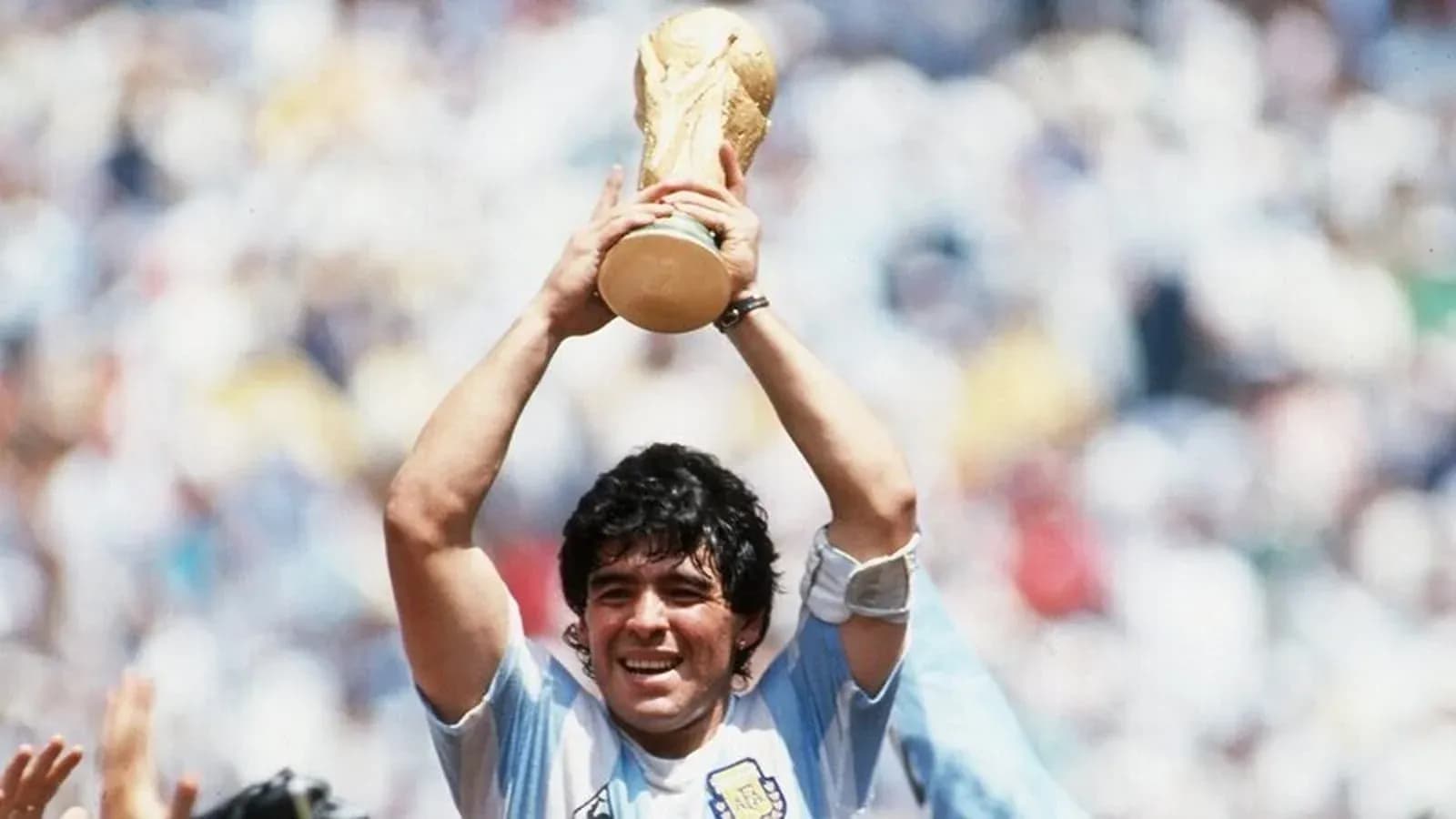 Jugador levantando el trofeo de la Copa del Mundo