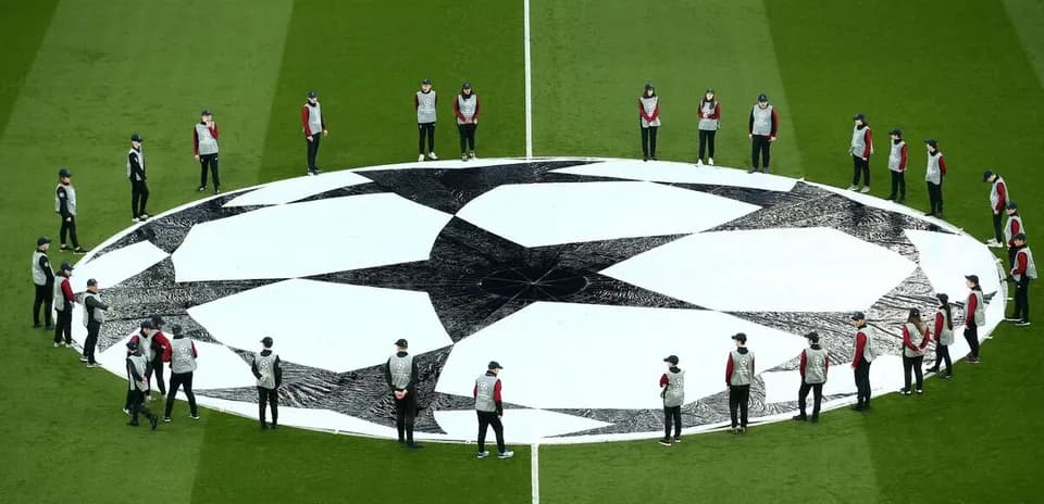 Personas preparando el logo de la Champions League